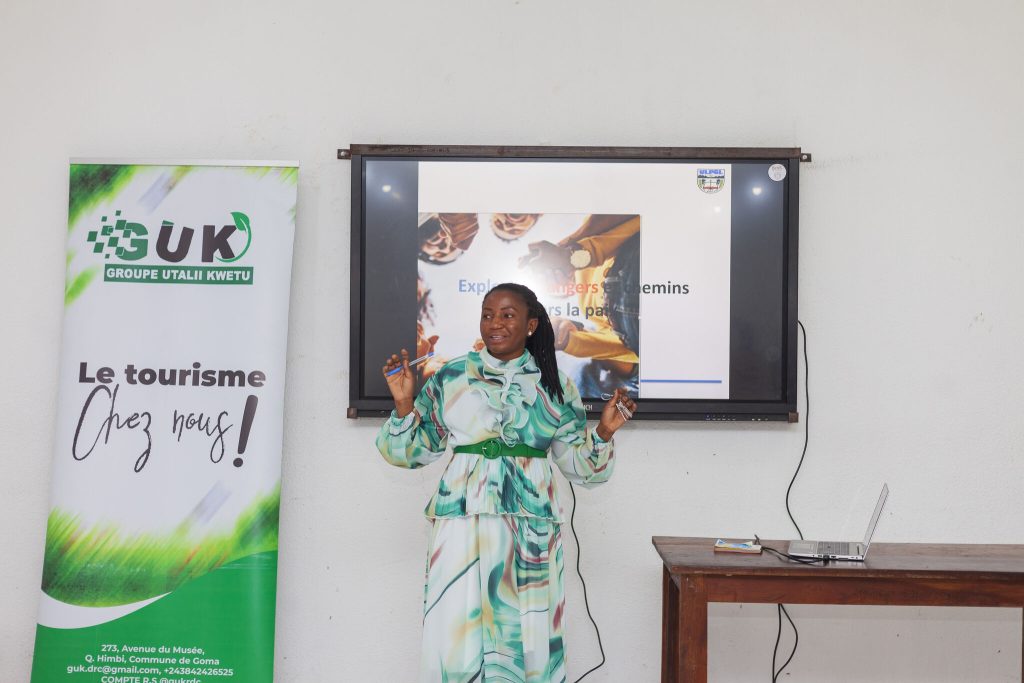 Madame Lyn Linalyayenga, Université des Enfants UDE – Goma, Animatrice de l'atélier sur les explosifs: dangers et chemins vers la paix (Master en Psychologie Clinique)