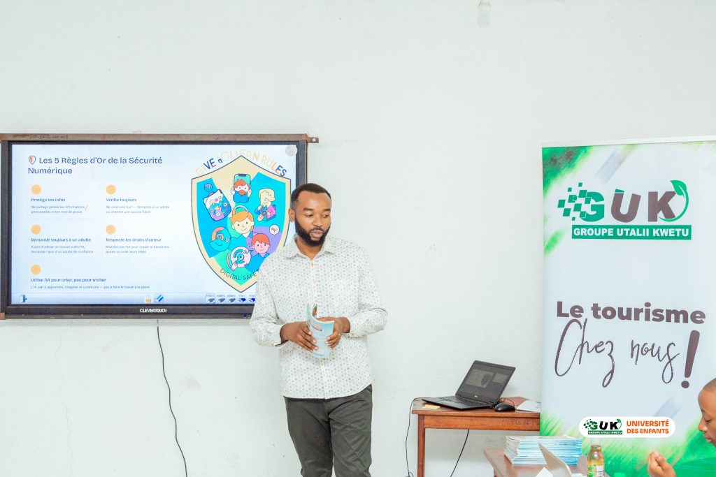 Le PCA de GUK Asbl plaçant un mot de sensibilisation sur la cause environnementale avant de distribuer les manuels scolaires "Ecoliers Explorateurs" en marge du 4è Ateliers UDE-Goma